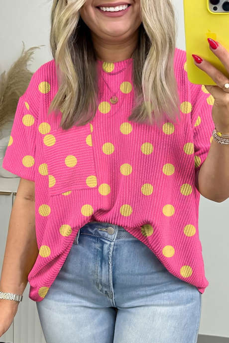 Rosa T-skjorte med vridd ribbe og polkaprikker i store størrelser