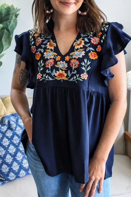 Bluză babydoll albastru închis, cu decolteu în V, mâneci cu volane, broderie florală și detalii florale