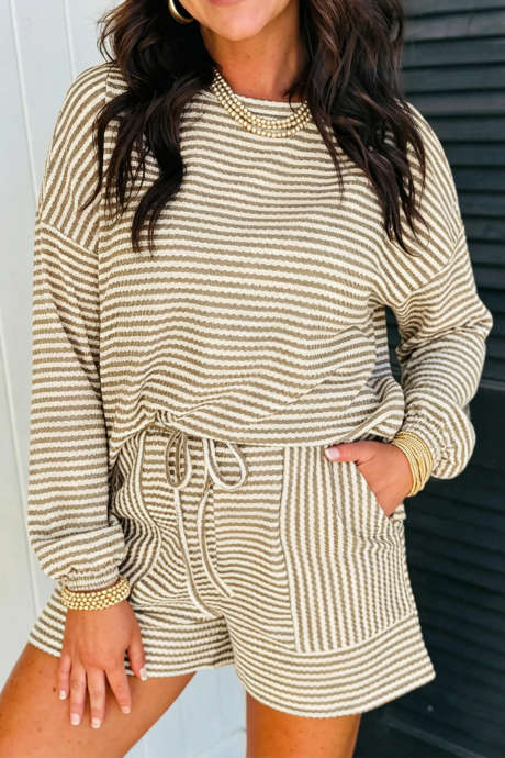 Brown Stripe Textured Knit Long Sleeve Top na may Elastic Waist Shorts na Kaswal na Kasuotan