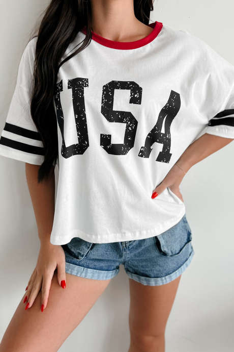 Hvit t-skjorte med rund hals og striper i varsity-stoff med USA-skrift og bokstaver LC25231113-P1