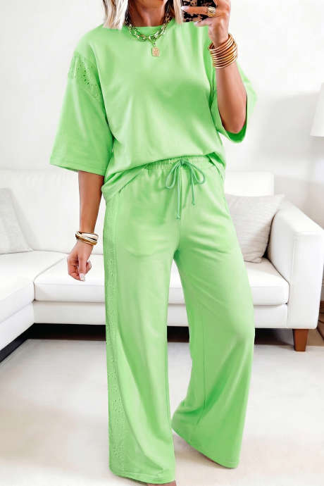 Conjunto de dos piezas: top de manga corta con patchwork de encaje verde claro y pantalón con cintura elástica.