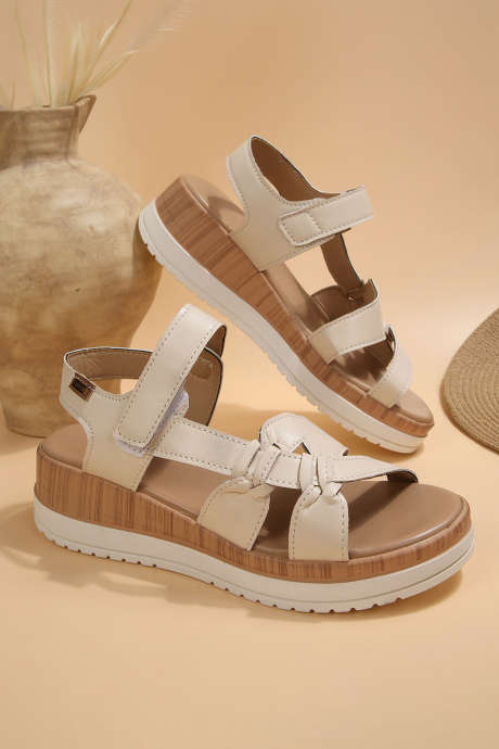 Beige lage instapsandalen van PU-leer met TPR-zool.