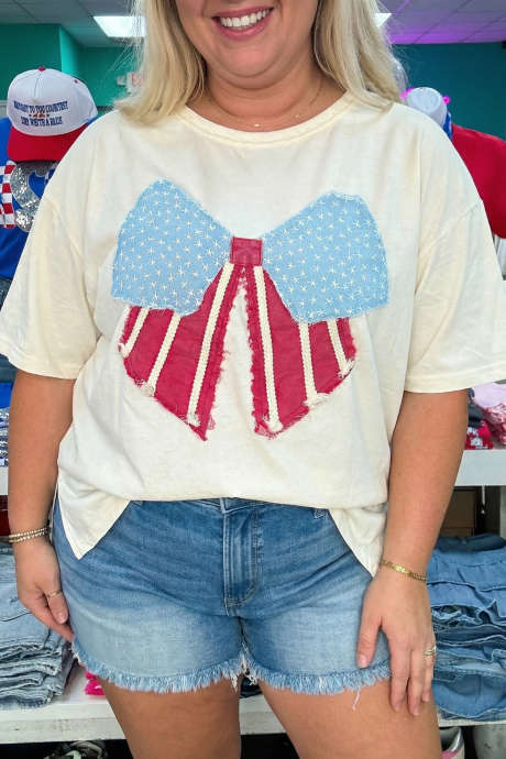 Λευκό μπλουζάκι Plus Size με φθαρμένο φιόγκο και μπάλωμα σημαίας