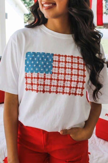 Tricou casual alb cu broderie elegantă și steag