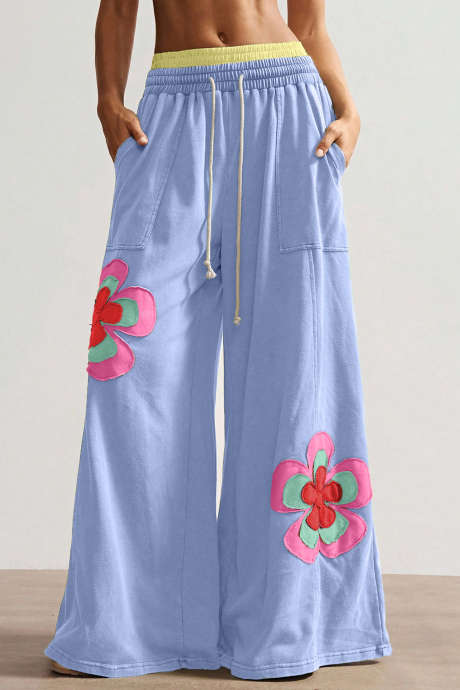 Pantaloni largi cu talie elastică contrastantă, albastru deschis și flori, model patchwork, cu șnur și croială în blocuri de culori