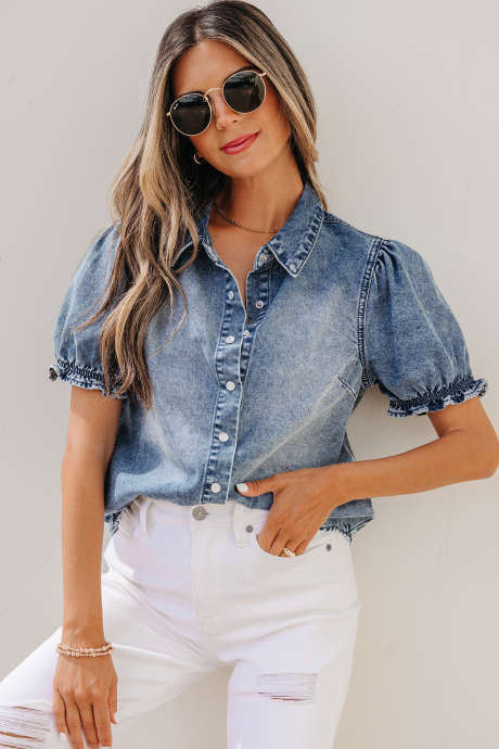 Cămașă Beau albastră din denim cu volane și mânecă scurtă și nasturi cu capse