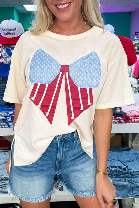 Tricou alb tricotat lejer cu steag vintage și fundă peticită