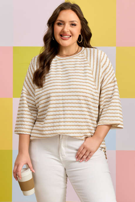 Top met abrikooskleurige strepen, plus size, met textuur en patchworkdetails en korte mouwen.