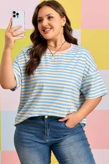 Hemelsblauwe gestreepte plus-size T-shirt met verlaagde schouders en contrasterende bies, ronde hals.