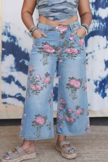 Vaqueros holgados hasta el tobillo con estampado floral en color azul cielo de talla grande