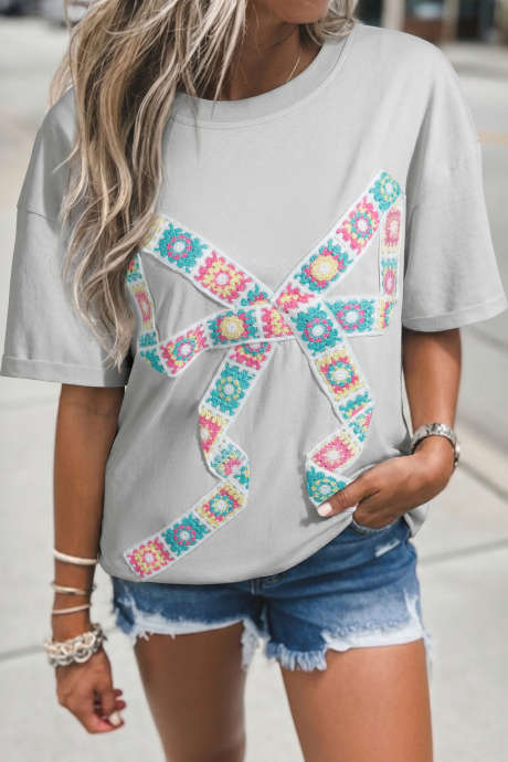 Tricou gri deschis din bumbac cu imprimeu floral croșetat și fundă cu panglică