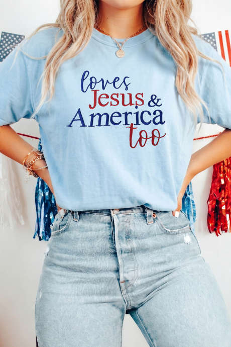 Tricou albastru deschis brodat cu slogan patriotic „Iubește pe Isus și America Too”
