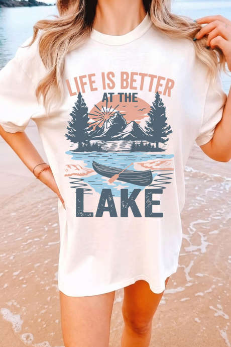 Λευκό μπλουζάκι με γραφική τουνίκ LIFE IS BETTER AT THE LAKE