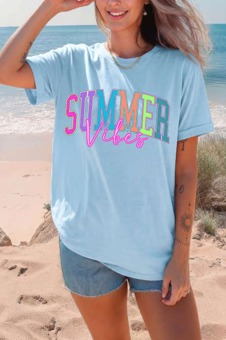 Svetlo modra majica s kratkimi rokavi in ​​okroglim izrezom s potiskom napisov SUMMER Vibes