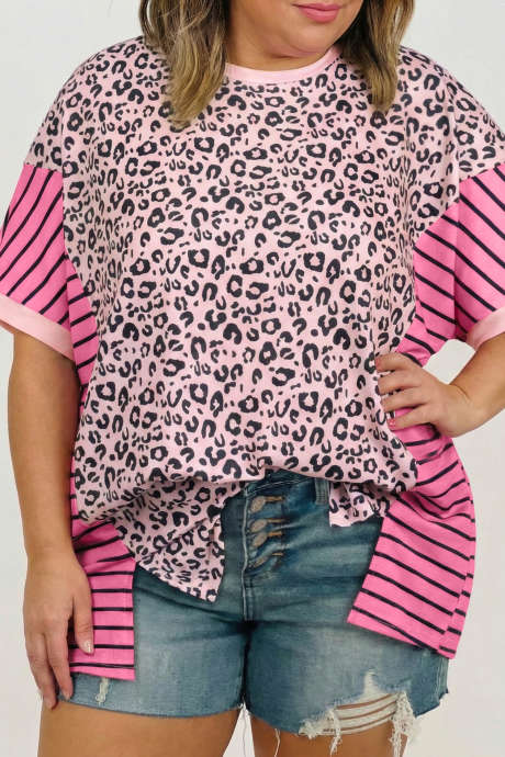 Roze T-shirt met luipaardprint en strepen in contrasterende patchwork-look, plus size.