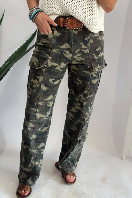 Pantaloni de damă din denim cu imprimeu de camuflaj verde și buzunare multiple LC7876289-P920