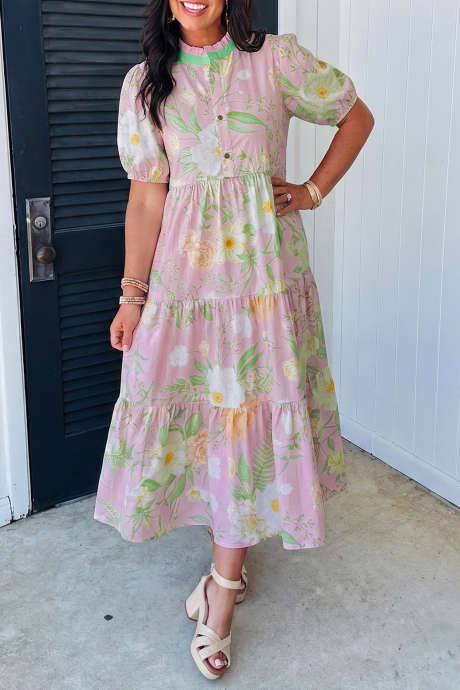 Vestido largo con estampado floral rosa, mangas cortas abullonadas y cintura alta en capas