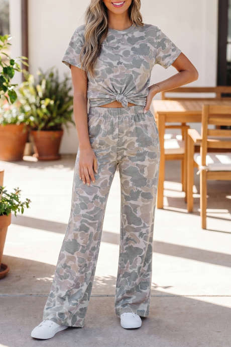 Set ng Maikling Manggas na Pang-itaas na Camouflage na Maraming Kulay at Pantalon na Malawak ang Paa na may Mataas na Baywang