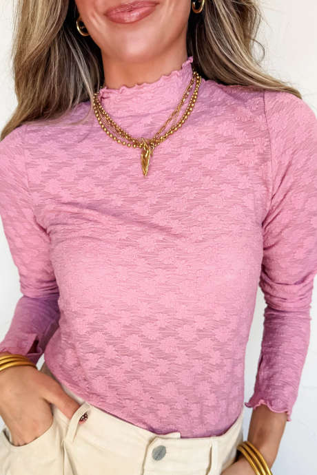 Blusa tubinho rosa texturizada com gola alta e mangas compridas para uso casual no dia a dia.