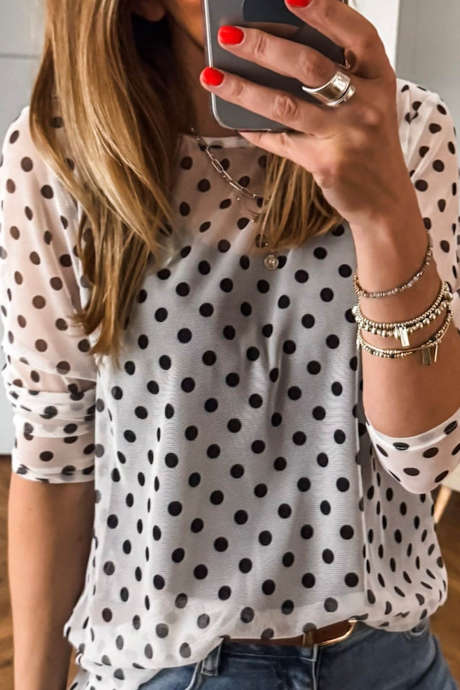 Blusa de manga comprida com gola redonda e estampa de bolinhas pretas