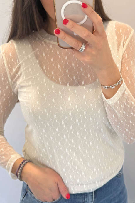 Blusa bege de manga comprida, gola redonda, modelagem regular, estilo pulôver casual.