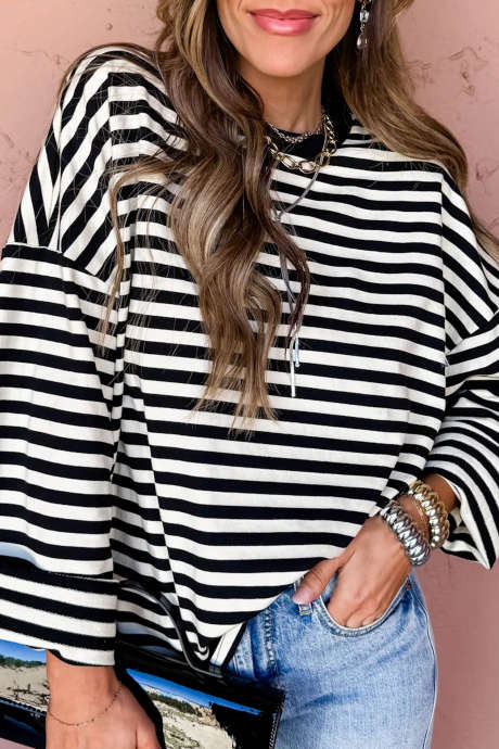 Blusa casual de manga comprida com listras pretas e gola redonda.