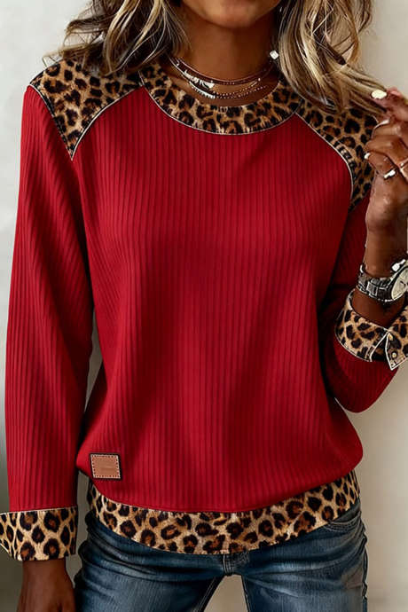 Suéter casual de manga comprida com gola redonda e detalhes canelados em estampa de leopardo na cor vermelho-escuro.