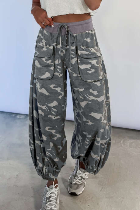 Pantaloni cargo multicolori cu talie contrastantă și șnur de strângere, de camuflaj, tip cilindru