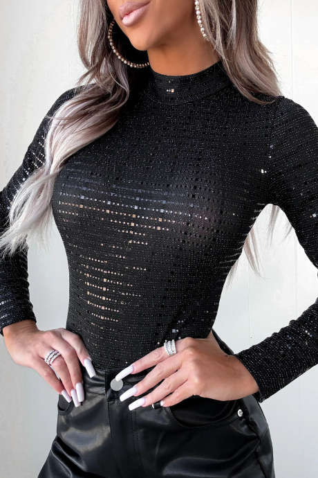 Blusa casual de manga comprida com gola alta e detalhes em strass preto