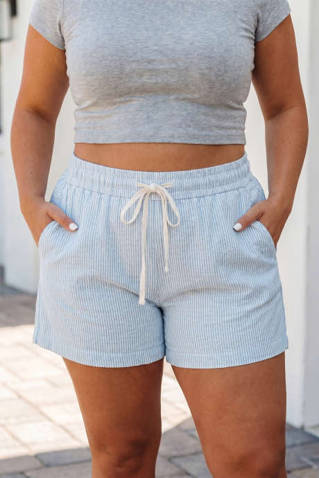 Pantaloni scurți din denim cu dungi contrastante și talie elastică, mărime plus, albastru deschis - Mărime mare