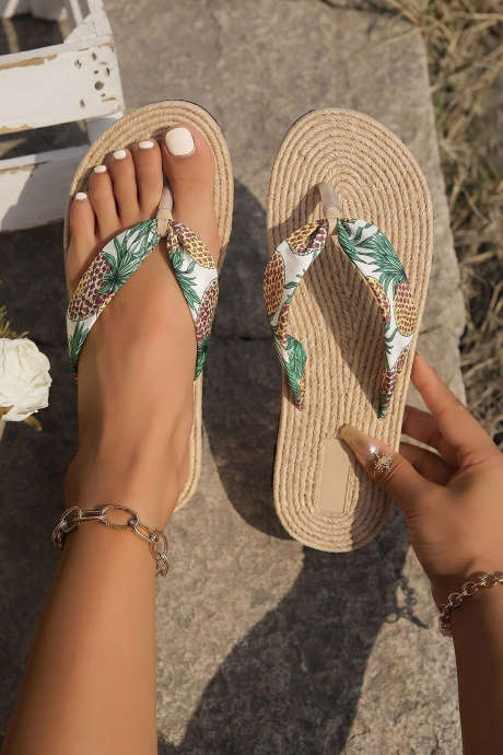 Mga Tsinelas na may Print na Pinya at Bakasyon sa Dalampasigan na may Parchment