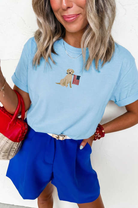 Tricou albastru deschis cu broderie de câine care ține steagul american