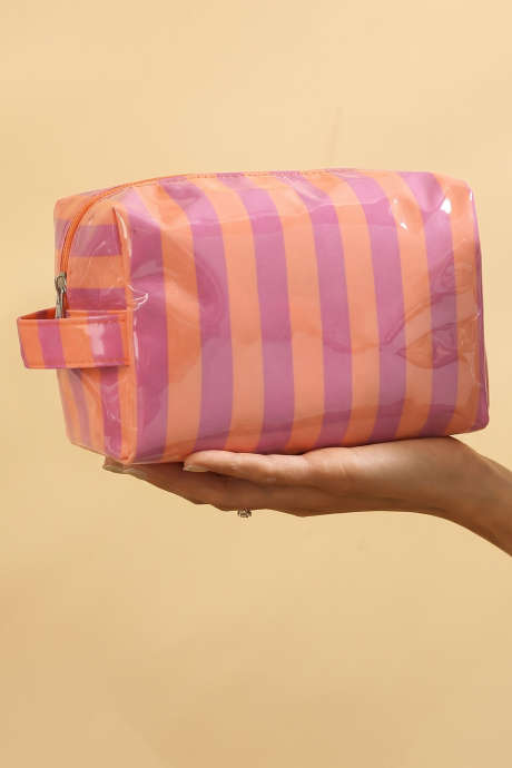 Pochette cosmetica a righe in PVC rosso rosato, resistente, con cerniera e manico, ideale per i viaggi.