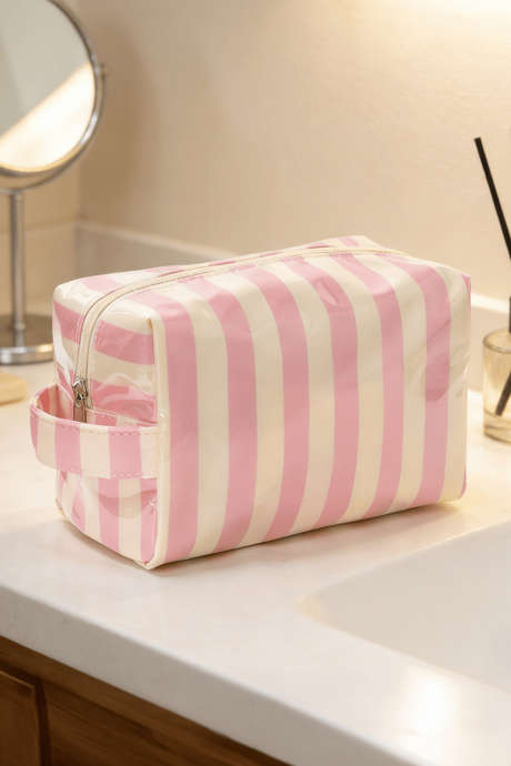 Pochette cosmetica a righe in PVC rosa chiaro, resistente, con cerniera e manico, ideale per i viaggi.