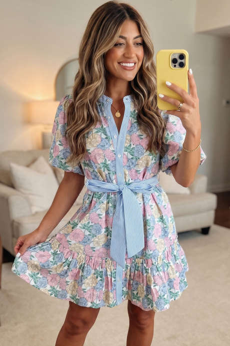 Rochie scurtă albă cu imprimeu floral și dungi contrastante, cu curea și garnitură