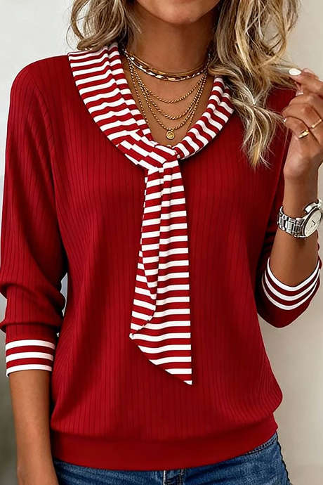Blusa casual de manga comprida com gola e punhos com listras contrastantes em tons de vermelho dália.