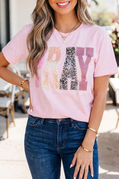 Camiseta gráfica con múltiples parches de leopardo y lentejuelas PRAY en color rosa