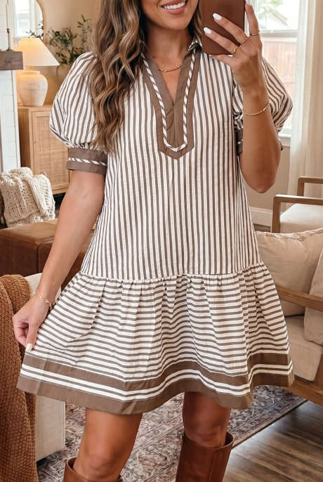 Vestido corto con cuello camisero de rayas marrones, bloques de color, ribete de patchwork y bajo con volantes