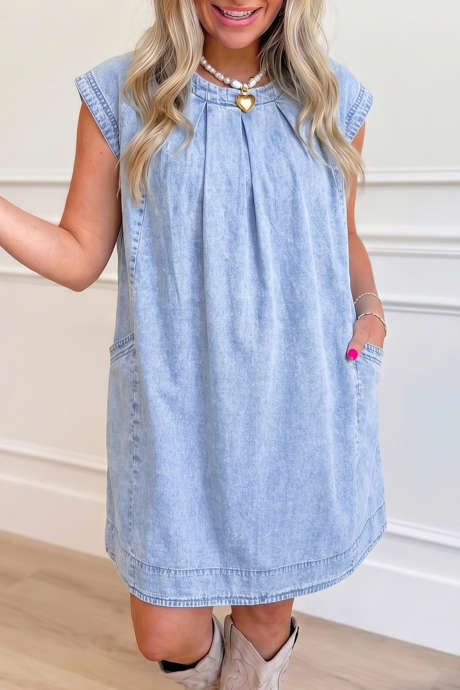 Rochie scurtă Beau albastră din denim, cu mânecă scurtă, plisată, cu decolteu rotund și croială