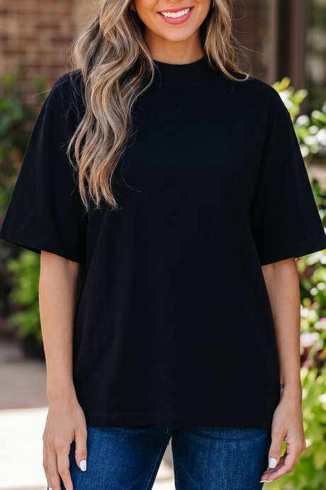 Camiseta preta lisa de gola alta e tamanho grande