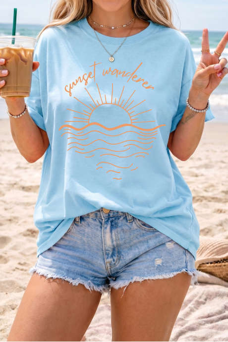 Mapusyaw na Asul na Sunset Wanderer Loose Fit na Graphic T-Shirt