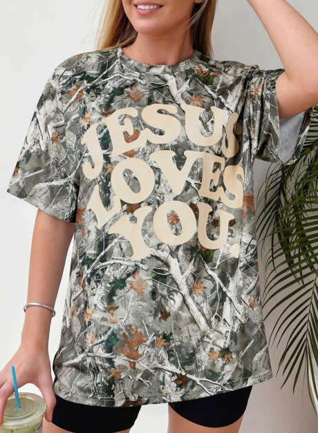 Μπεζ μπλουζάκι Woodland LOVE LIKE JESUS ​​σε χρώμα καμουφλάζ