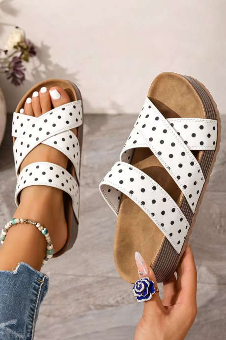 Pantoufles à plateforme en daim souple à pois blancs et brides croisées BH024408-P1
