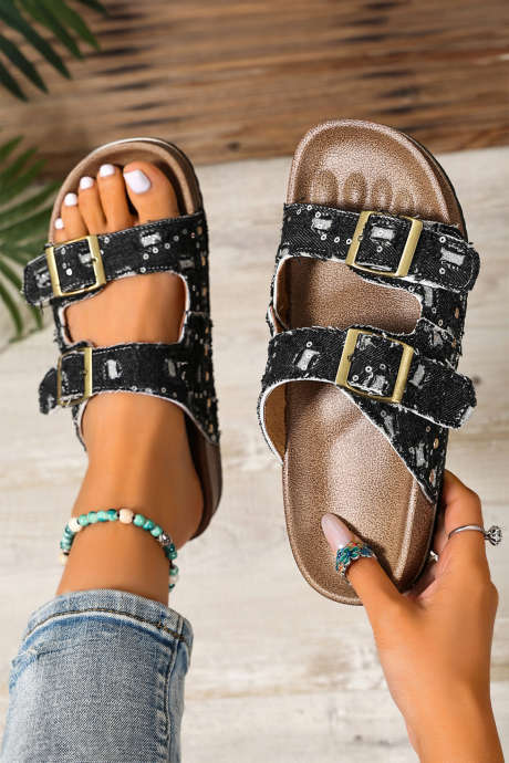Chinelo de camurça sintética vazada com fivelas retrô em jeans preto e branco desgastado