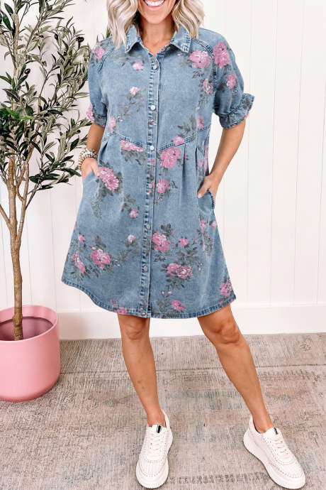 Hellblaues Jeanskleid mit Blumenmuster, kurzen Ärmeln und Knopfleiste