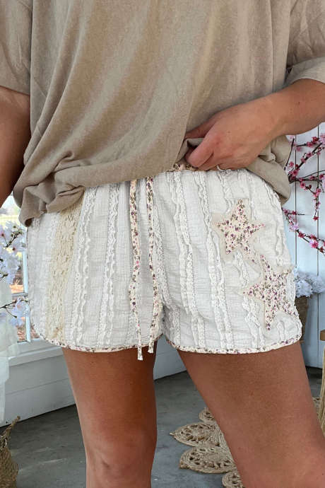 Puting Shorts na may Floral na Disenyong Bituin para sa Kaswal na Kasuotan sa Tag-init