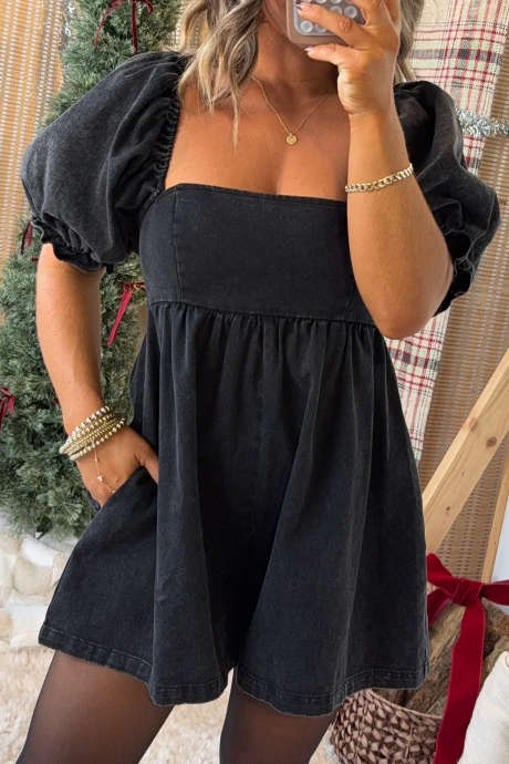 Macacão curto e evasê em jeans preto com decote quadrado, mangas bufantes e detalhe franzido.