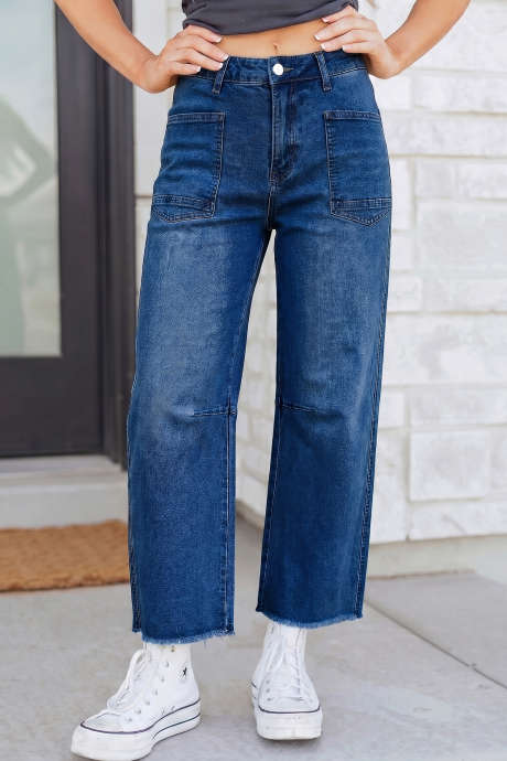 Quần jeans lửng ống rộng màu xanh lam nhạt, rách gấu.