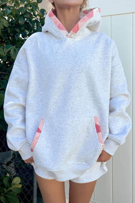 Malaking Hoodie na may Bulsa na may Kulay Abo at Kontras na Printed Trim