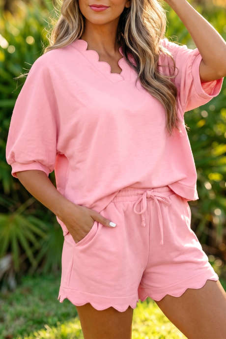Conjunto de top e shorts com decote em V recortado rosa claro e modelagem ampla estilo dolman com cordão.